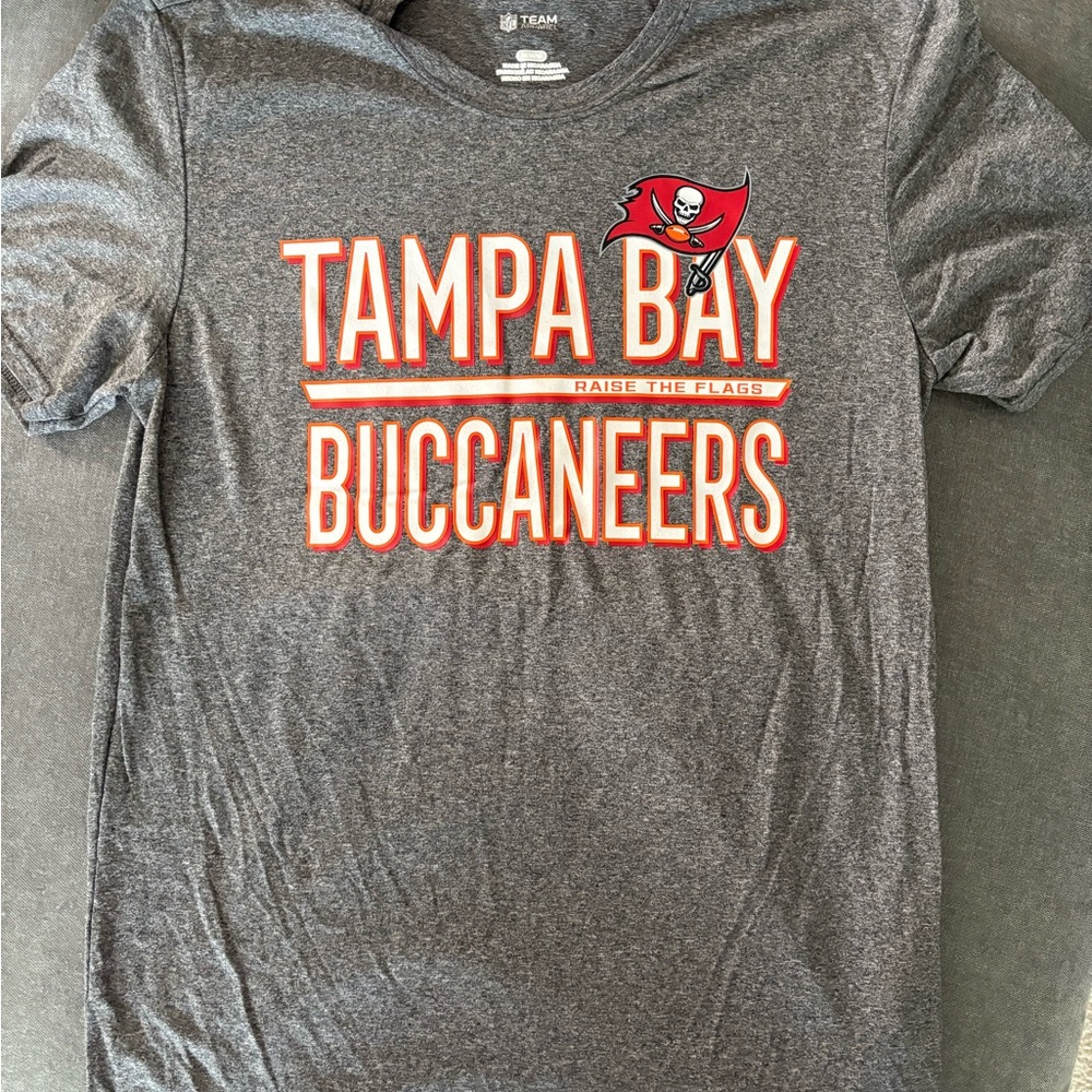 NFL Tampa Bay Bucs Buccaneers Sweatwicking Grey Men’s T Shirt  - Sz Medium